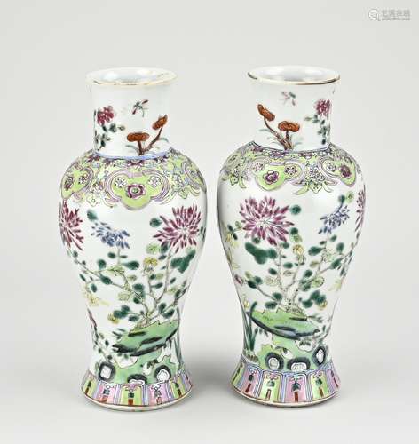 Two Chinese vases, H 21 cm.