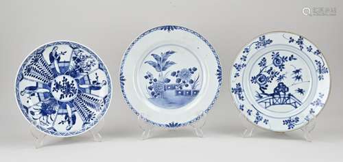 Three Chinese plates Ø 21 - 23 cm.