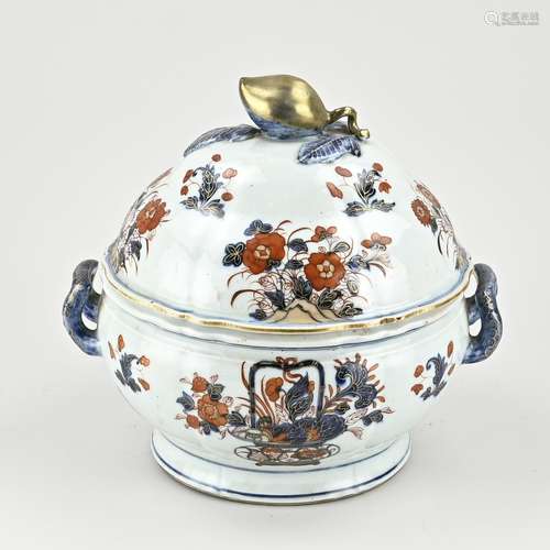 Chinese Imari tureen with lid Ø 24 cm.