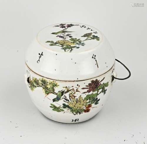 Chinese lidded pot Ø 16 cm.