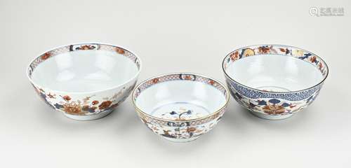 Three Chinese Imari bowls Ø 19 - 23 cm.