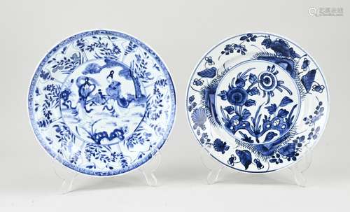 Two Chinese plates Ø 21 - 22 cm.