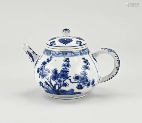 Chinese teapot with kang xi decor Ø 9 cm.