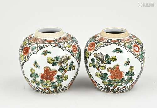 Two Chinese ginger jars, H 14 x Ø 13 cm.