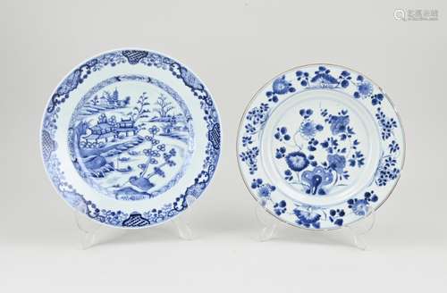 Two Chinese plates Ø 22 - 23.5 cm.