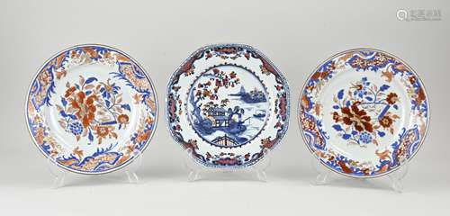 Three Chinese plates Ø 22 - 23 cm.