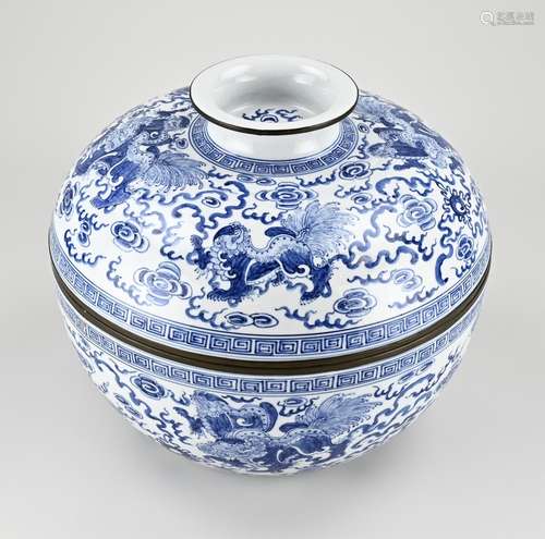 Large Chinese lidded pot Ø 29.6 cm.