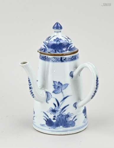 18th C Chinese jug, H 18 cm.