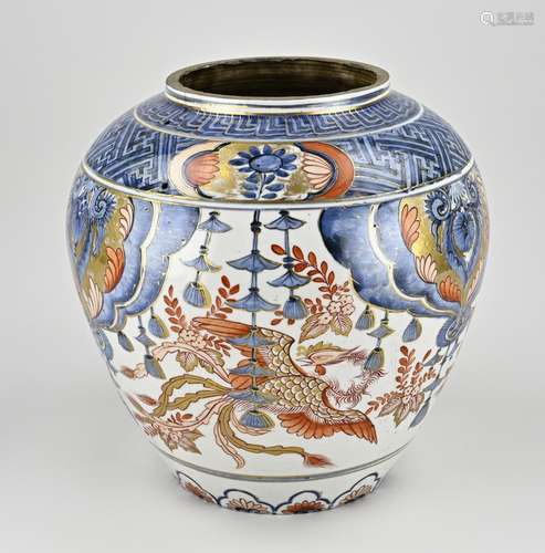 Chinese Imari vase, H 28 cm.