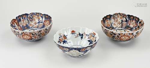 Three Japanese imari bowls Ø 18 - 19 cm.