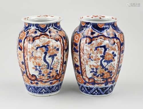 Two Japanese Imari vases, H 25 cm.