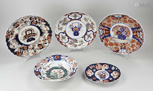 Five Imari plates Ø 22 - 30 cm.