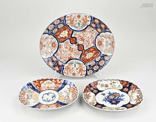 Three Japanese imari dishes Ø 25 - 33 cm.