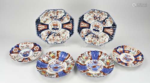 Six Imari plates Ø 21 - 26 cm.