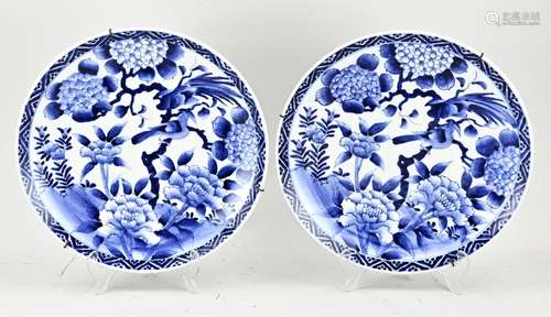 Two Imari wall dishes Ø 33.3 cm.