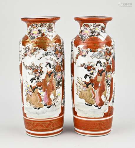 Two Japanese kutani vases, H 24 cm.