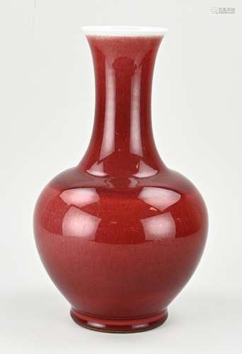 Chinese red glazed vase, H 35.4 cm.