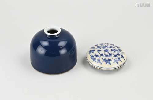 Two parts of Chinese porcelain