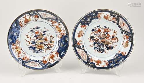 Two Chinese Imari plates Ø 22.7 cm.