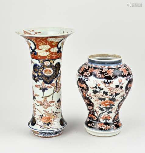 Two Japanese Imari vases, H 22 - 29 cm.