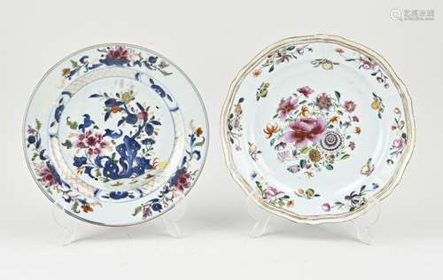 Two Chinese plates. Ø 22.5 - 23.5 cm.