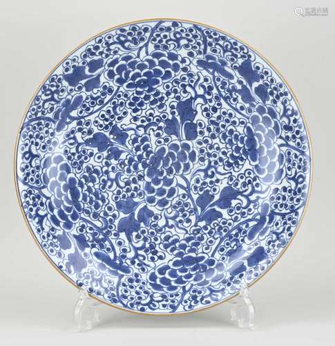 Chinese grape plate Ø 35.8 cm.