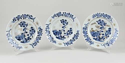 Three 18th century Chinese plates Ø 23.2 cm.