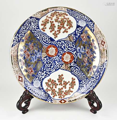 Deep Imari decorative dish, H 9 x Ø 52 cm.