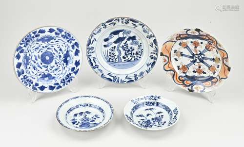 Five Chinese plates Ø 18 - 22.5 cm.