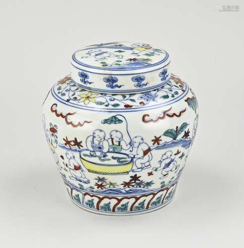 Chinese lidded pot Ø 14 cm.