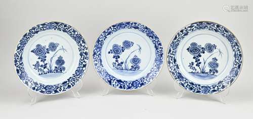 Three 18th century Chinese plates Ø 20.8 cm.