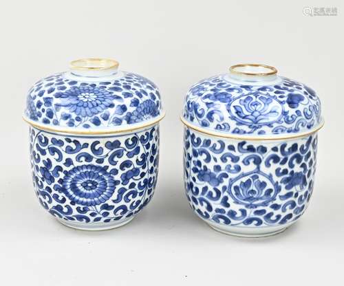 Two Chinese covered bowls Ø 12.5 cm.