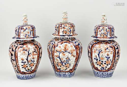 3x Japanese Imari lidded pot, H 39 cm.