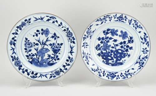 Two Chinese plates Ø 27 cm.