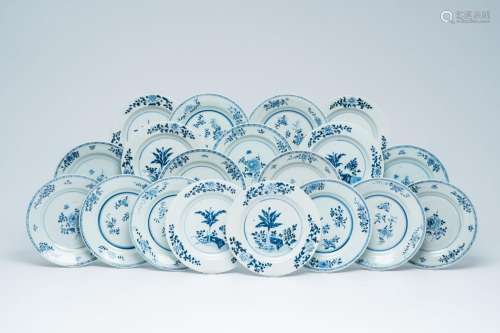Nineteen Chinees blue and white plates with floral design, Q...