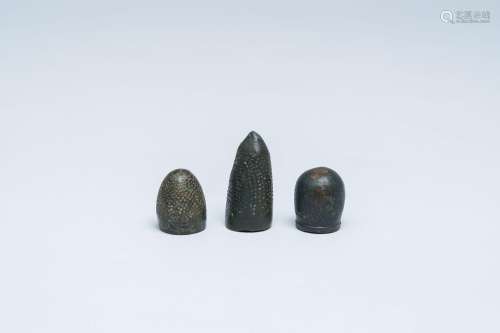 Three Moorish bronze thimbles, 9th/10th C.<br />
H 4,5 - 2,7...
