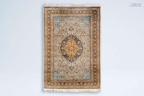 An oriental rug with floral design, wool on cotton, 20th C.<...