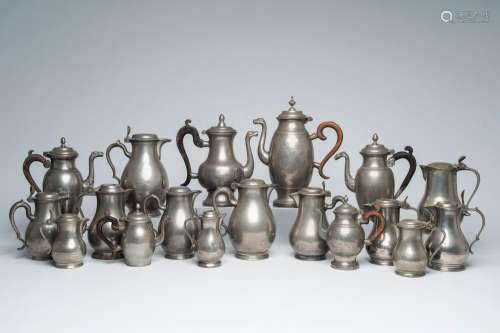 Eighteen various pewter jugs, of which various Empire jugs w...