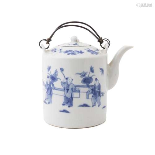 CHINESE BLUE & WHITE LIDDED PORCELAIN TEAPOT