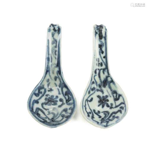 TWO CHINESE DESARU SHIPWRECK BLUE & WHITE SPOONS