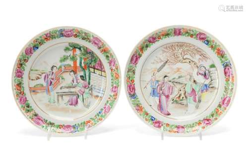 PAIR OF CHINESE EXPORT FAMILLE ROSE PLATES