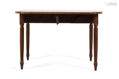 AMERICAN FEDERAL MAHOGANY PEMBROKE TABLE, C. 1815