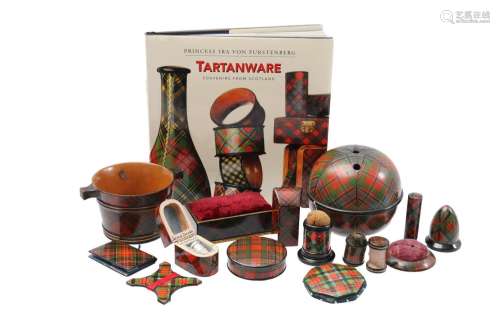 15 pieces \'Tartan Ware\' sewing kit