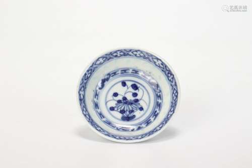 Une assiette en porcelaine bleu et blanc avec des motifs de ...