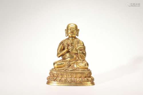 Une statue en cuivre doré d'un maître spirituel
