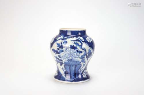 Un pot en porcelaine bleu et blanc de la période Kangxi de l...