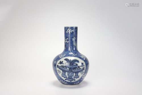 Un vase en porcelaine bleu et blanc avec des motifs de pruni...