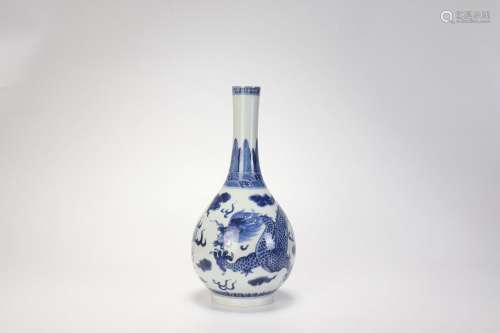 Un vase en porcelaine bleu et blanc en forme de bouteille, d...