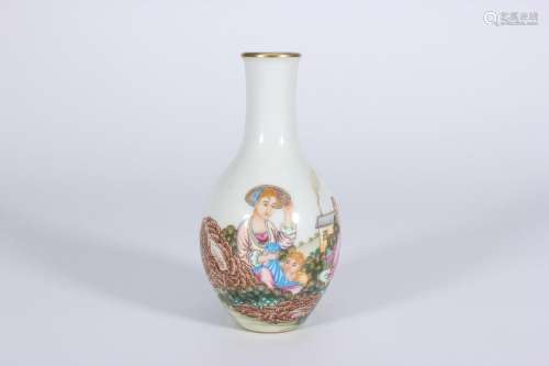 Un vase en porcelaine émaillée de la dynastie Qing, décoré d...