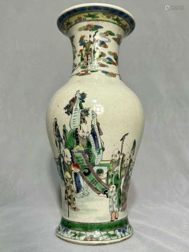 Un vase en porcelaine rose de la dynastie Qing, décoré de pe...